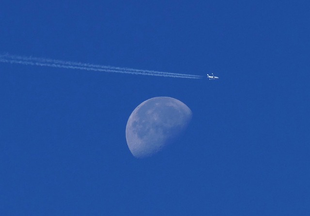 飛行機と月